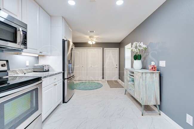 Building Photo - Beautifully Furnished 2BR Home + Bonus Room