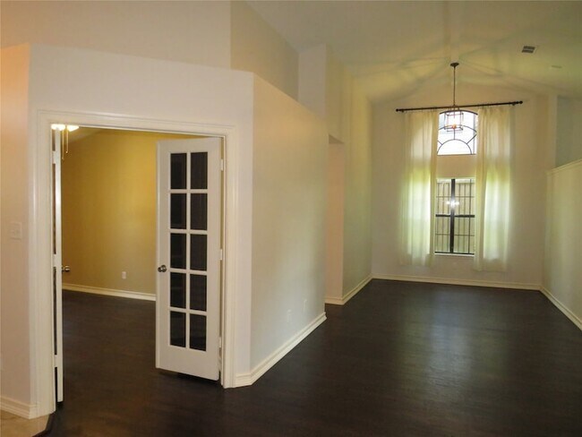 Building Photo - 2308 Crestmeadow St