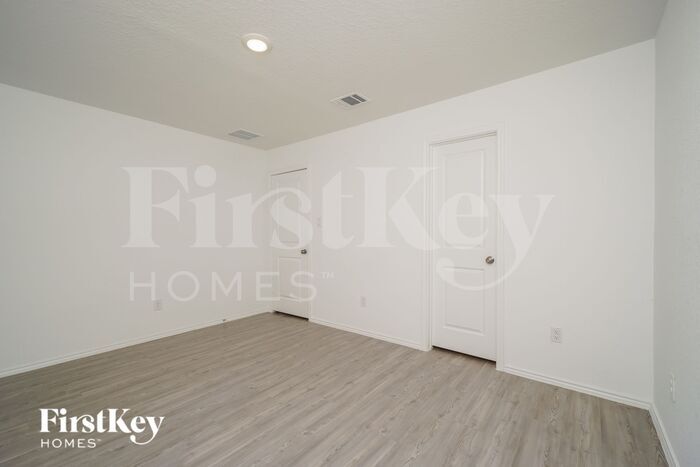 Building Photo - 2428 Lake Hls