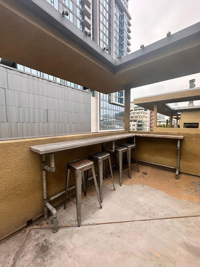 Building Photo - DOWNTOWN GEM - Two-level loft with private...