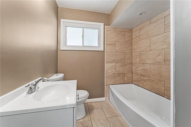 Main Bathroom - 613 Springdale Dr