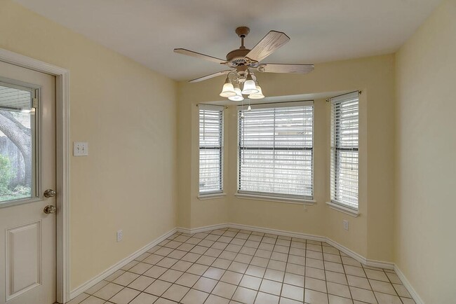 Building Photo - 4321 Holly Ridge Dr