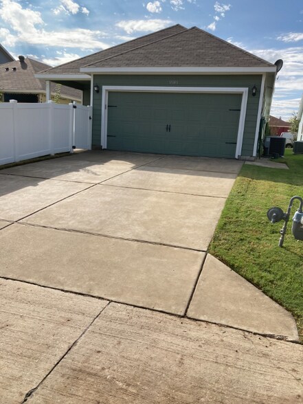 Building Photo - 11048 Kinston St