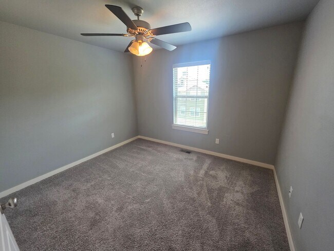 Building Photo - Nice 2 bedroom near I-49