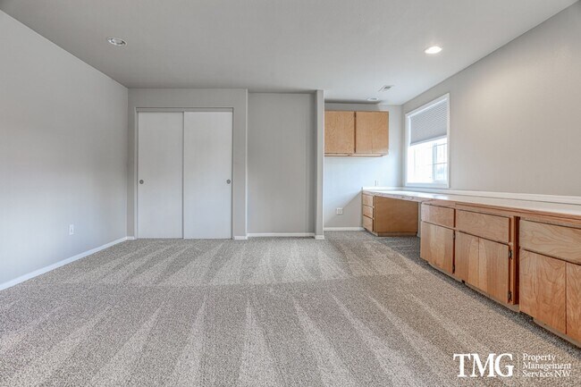 Building Photo - **MI Special: Feb Rent Free!!** 4 Bed 2.5 Bath Home Near Parks, Shopping, and Dining. Main Level ...