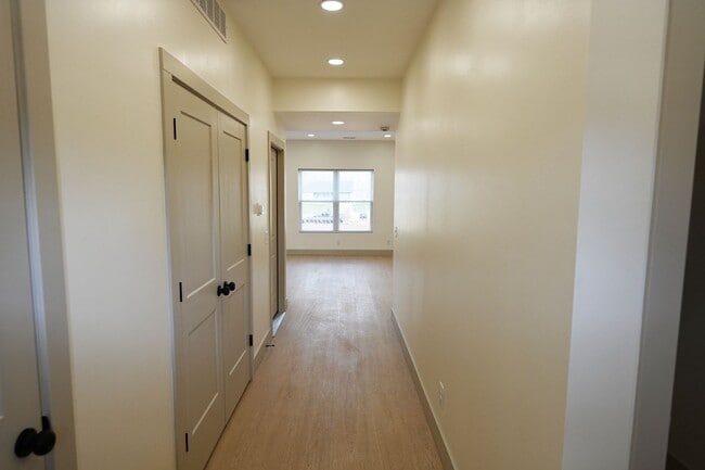 Building Photo - 154 Brushwood Dr