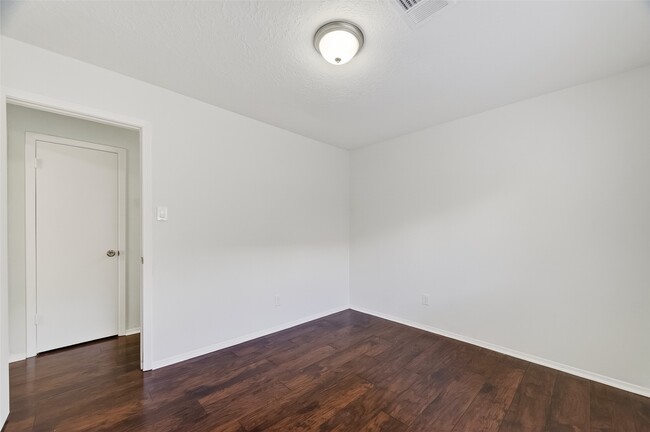 Building Photo - 1122 Woodbridge Ave