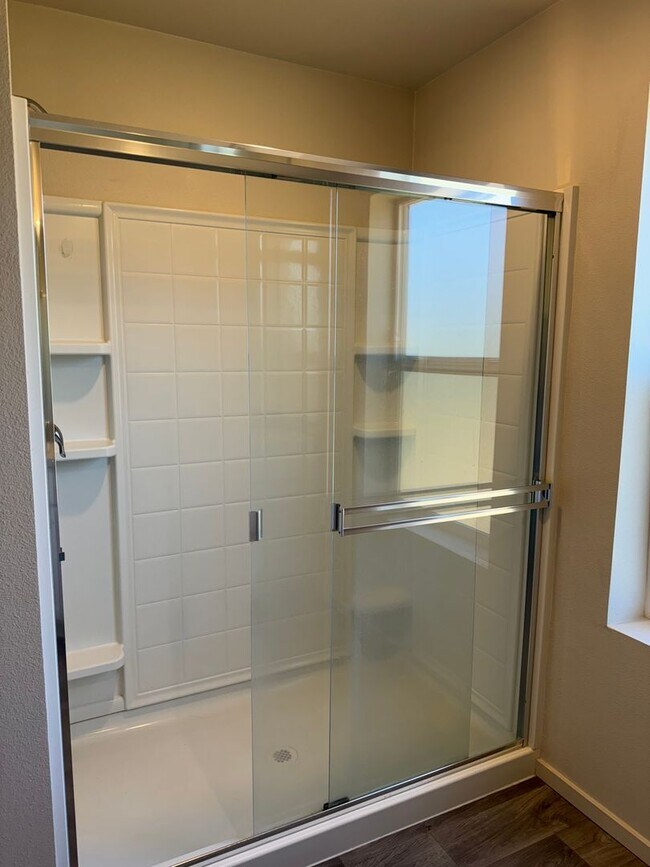 Building Photo - 4 bedroom 2.5 bathrooms in the beautiful M...