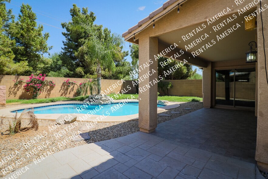 Building Photo - 10606 W La Reata Ave