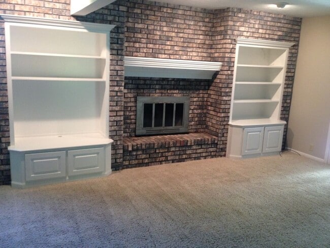Building Photo - Large Home in Bellevue for Rent