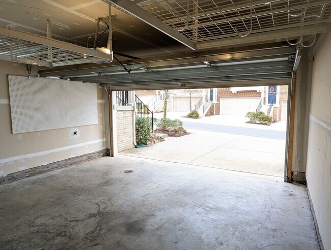 Building Photo - Gorgeous 3 level townhouse in North Potoma...