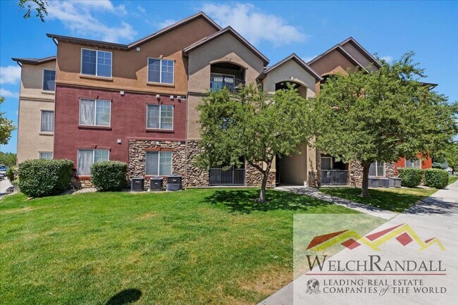 Building Photo - Stylish 3-Bed, 2-Bath Condo in the Heart o...