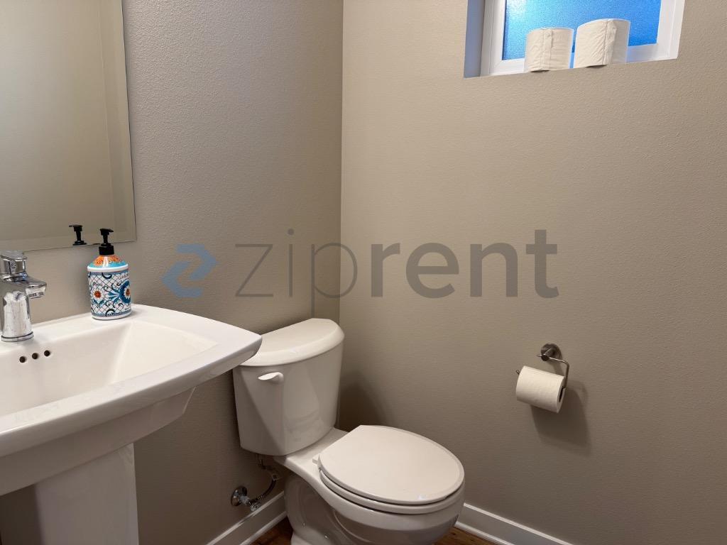 Building Photo - Unit F6