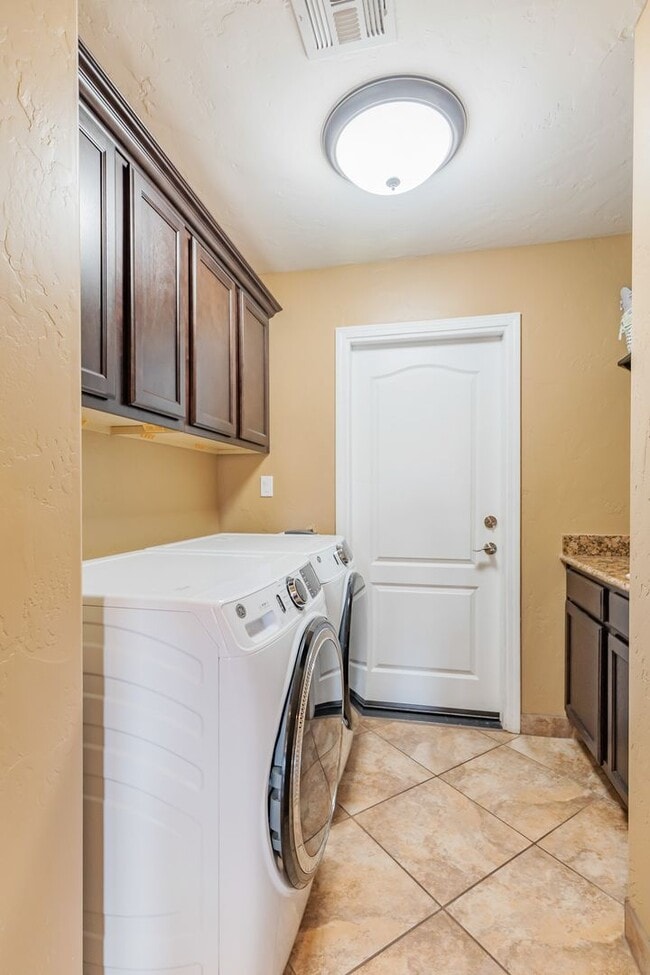 Building Photo - Beautiful 3 Bed 2 Bath Home