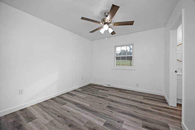 Building Photo - 2001 New Glendale Rd