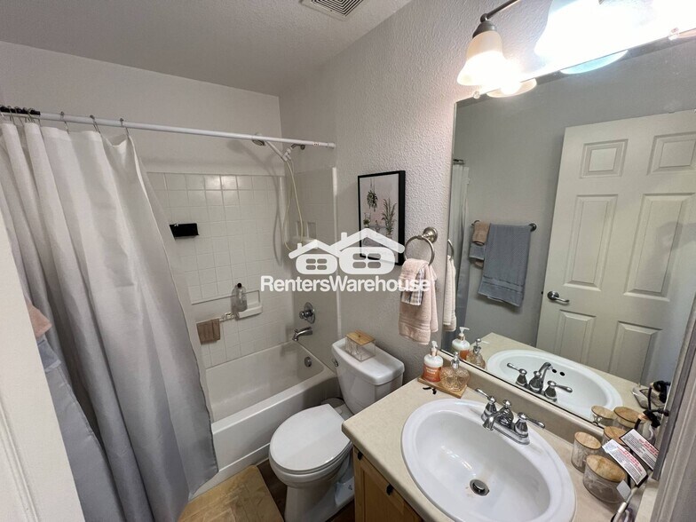 Building Photo - 5895 Biscay St