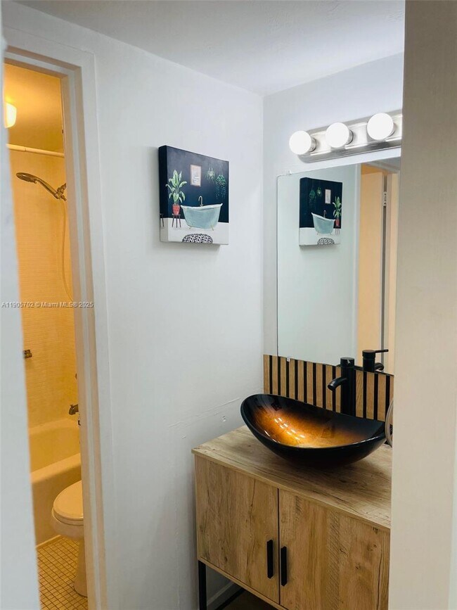 Building Photo - 2899 Collins Ave