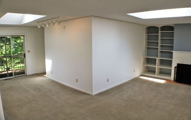 Building Photo - $2,350 | 3 Bedroom, 3 Bathroom House | No ...
