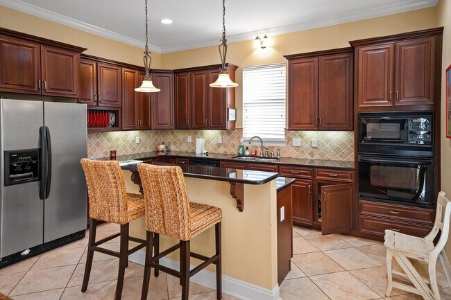 Building Photo - 632 Magnolia Cir