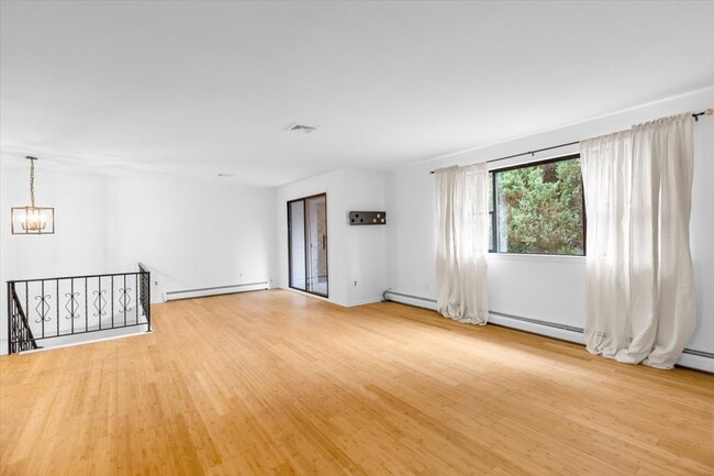 Spacious living room on the second floor. With access to the balcony. - 45 High St