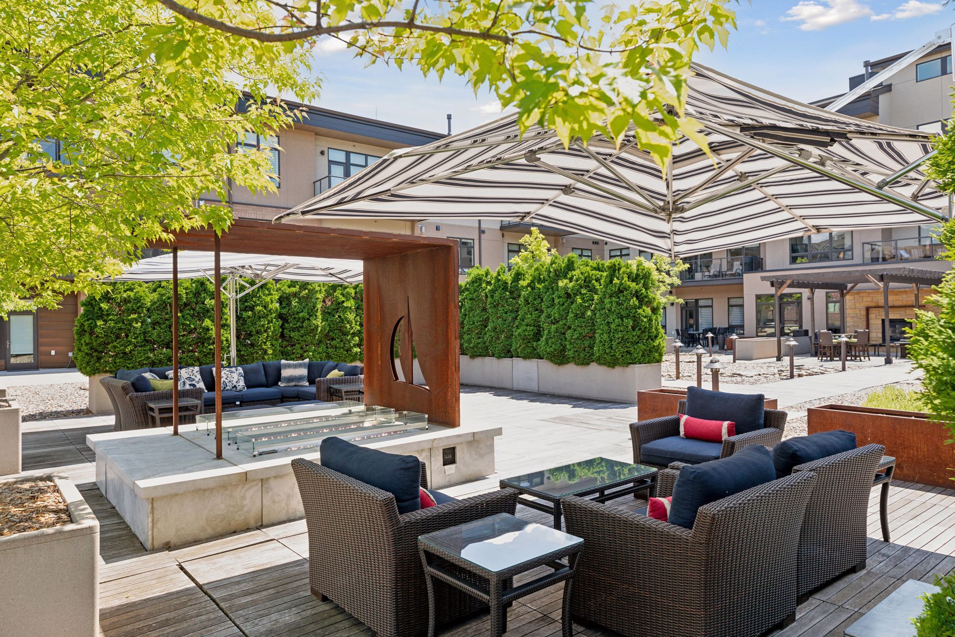 Inviting common courtyard - 875 Lake St N