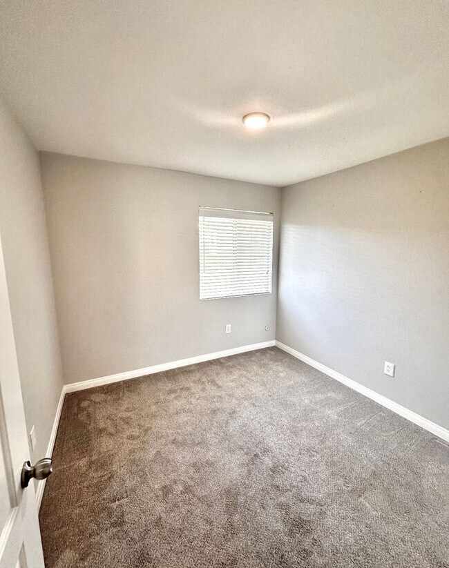 Building Photo - Stunning Townhome In Santee with Modern Fi...
