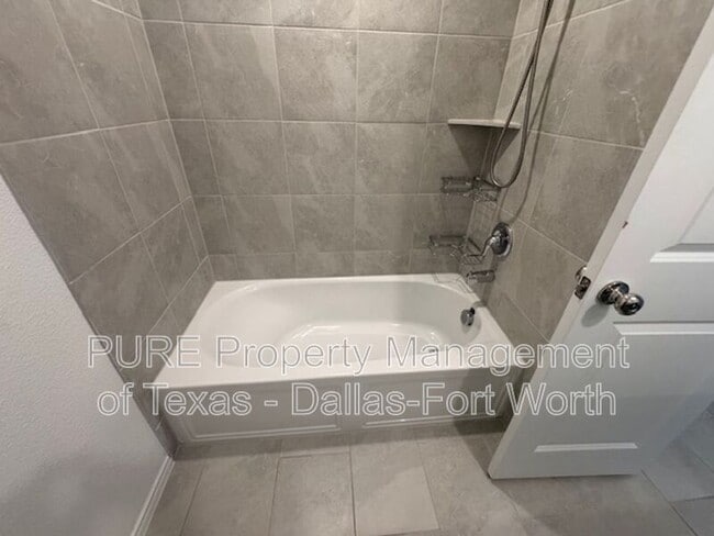 Building Photo - 2929 Dora Dr