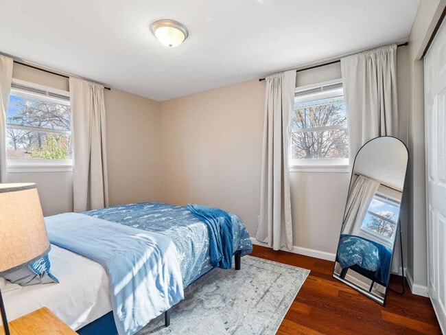 Building Photo - 4861 Pineview Dr