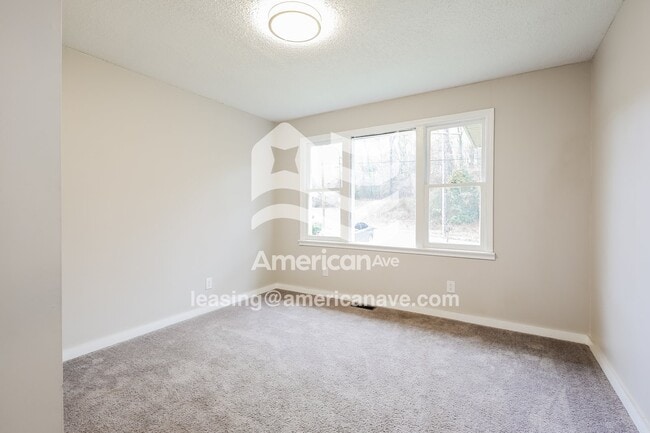 Building Photo - 702 E Orr St