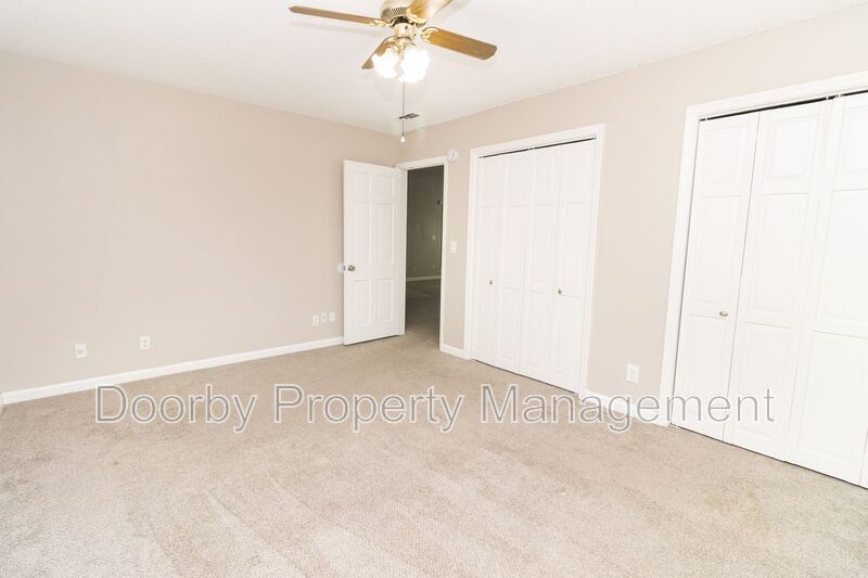 Building Photo - 4235 Greenbriar Rd