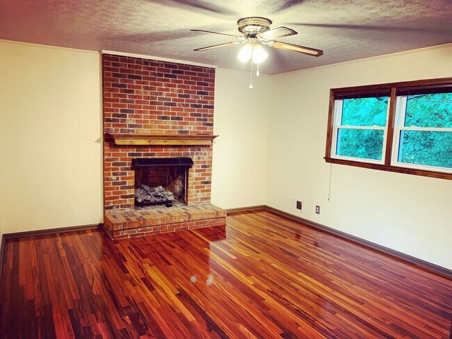 Building Photo - Charming Brick Ranch with Modern Updates in Bluegrass Fields
