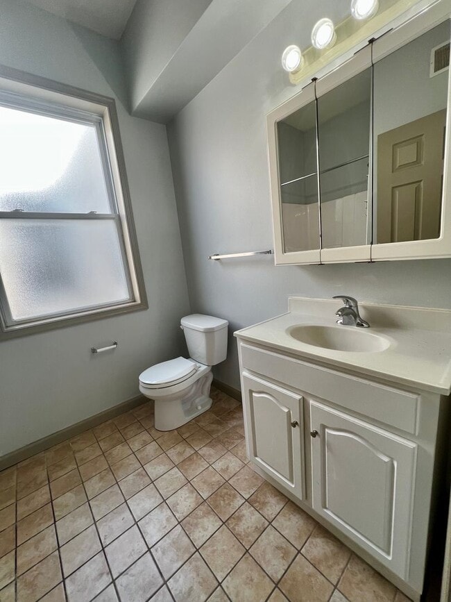 Building Photo - Stunning 6-Bedroom Townhome Steps Away from Temple! Available NOW! RENT SPECIAL - One Month FREE ...