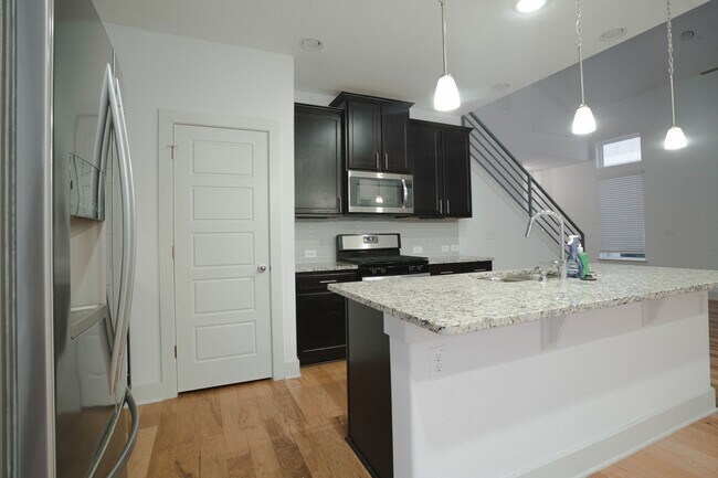 Building Photo - 3 Bed / 2.5 Bath Home | Garage, Laundry Room & Stainless Appliances