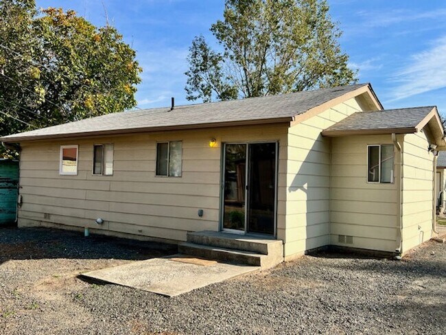 Building Photo - Spacious 2 Bed / 1.5 Bath Triplex in Quiet Clarkston Neighborhood – Pet Friendly!
