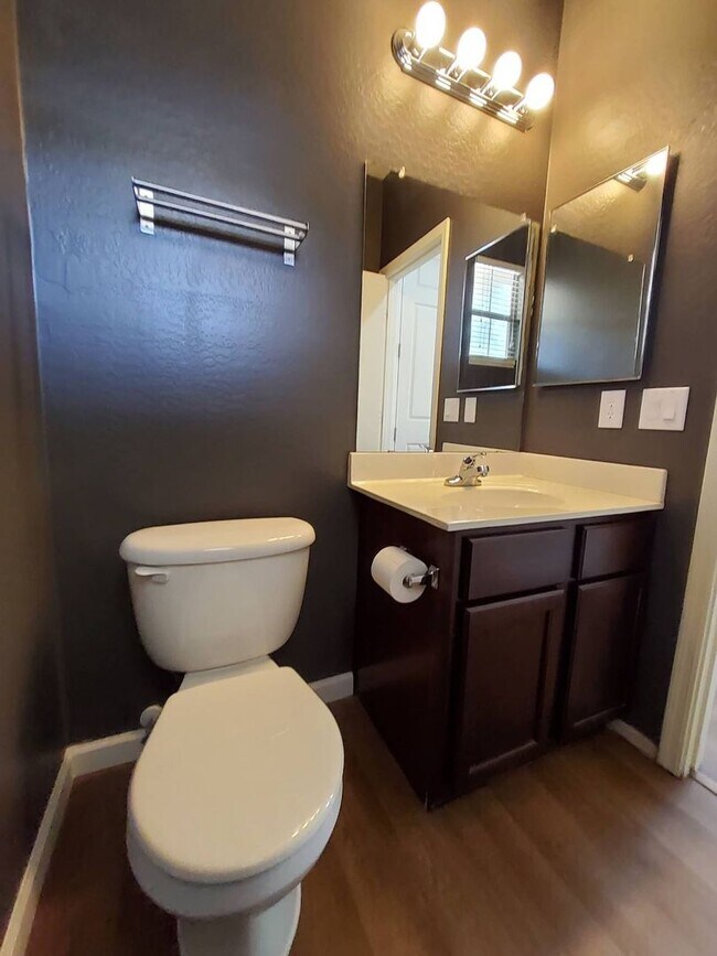 Building Photo - Newer Phoenix Home