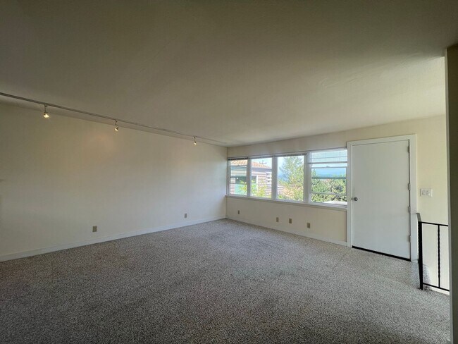 Building Photo - Bright & Spacious One-Bedroom Overlooking Lake Washington!