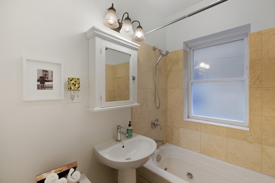 Building Photo - 1624 W Olive Ave