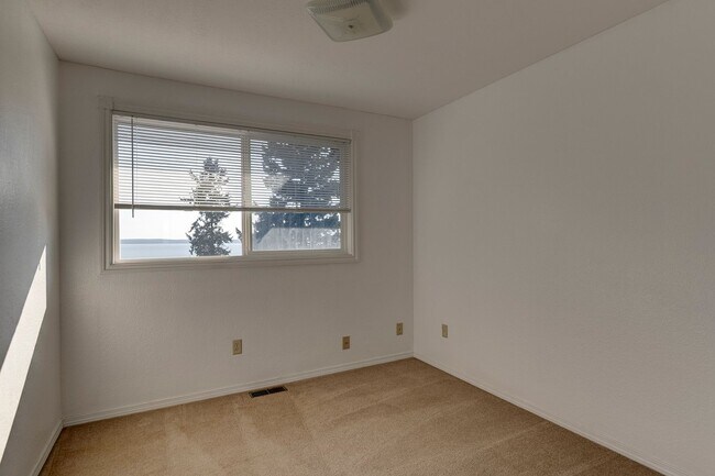 Building Photo - Beautifully Updated 3+ Bedroom Water View ...
