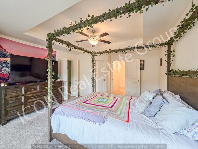 Building Photo - Spacious 3/2.5 Townhome