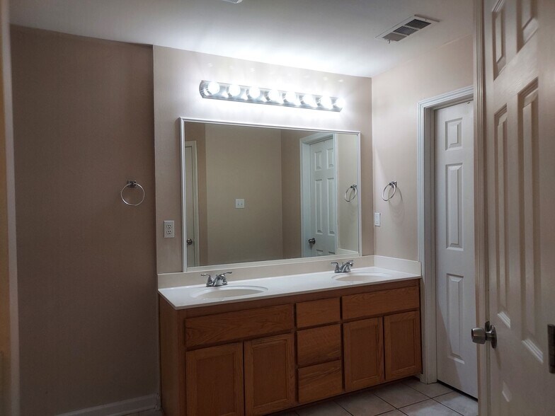 Master bath - 36044 Raleigh Dr