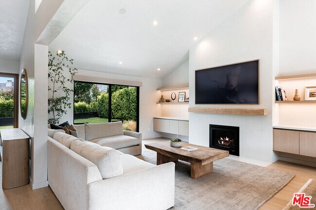 Building Photo - 6450 Surfside Way