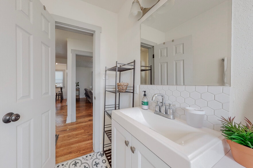 Main house - 221 Girard Blvd SE