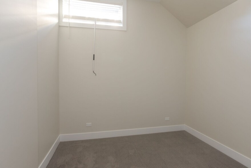 Building Photo - 1405 W Belden Ave