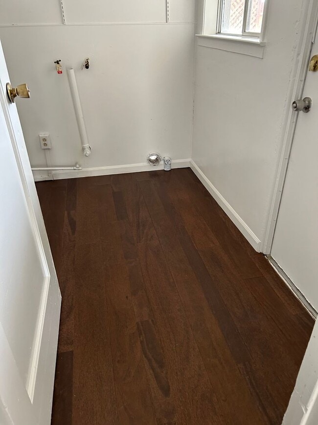 Building Photo - 2 Br 1 Ba available Now