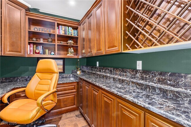 Building Photo - 9145 Tesoras Dr