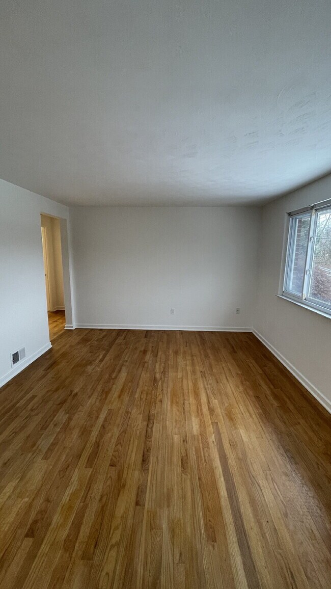 Building Photo - Charming 3 bed, 2 bath with finished basement!