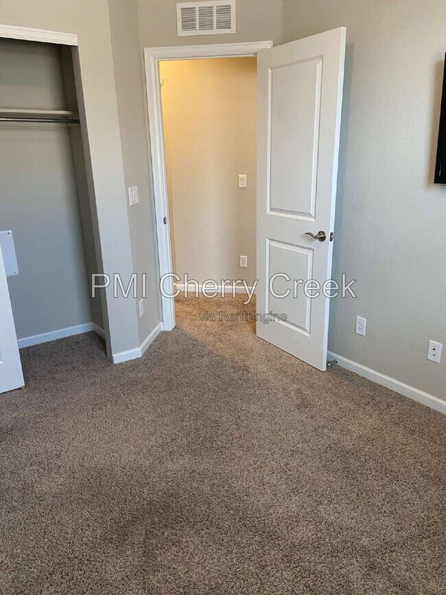 Building Photo - 9008 E Caley Way