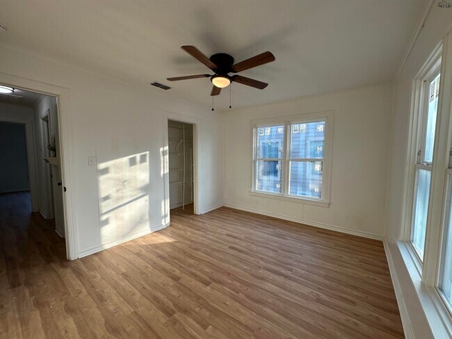 Building Photo - 3213 Hollywood Ave