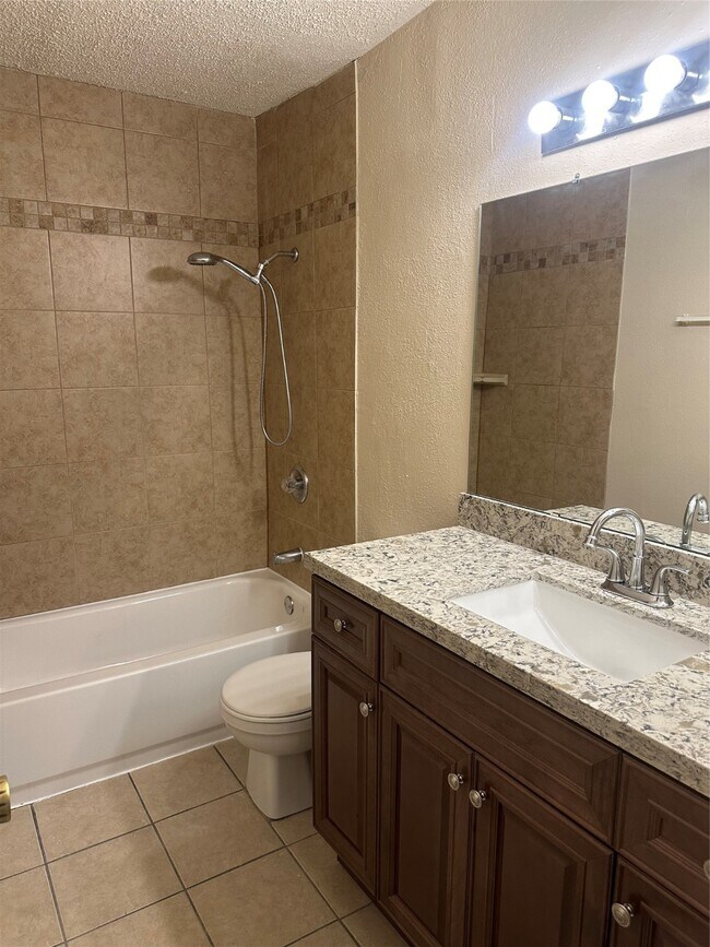 Building Photo - 17401 Red Oak Dr