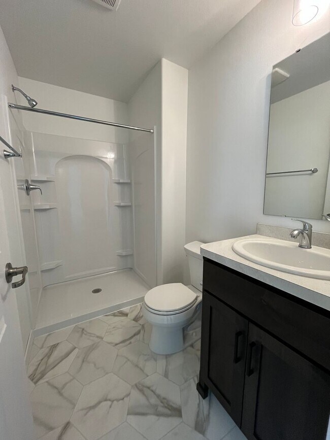 Building Photo - 3 Bed 3 Bath Townhome